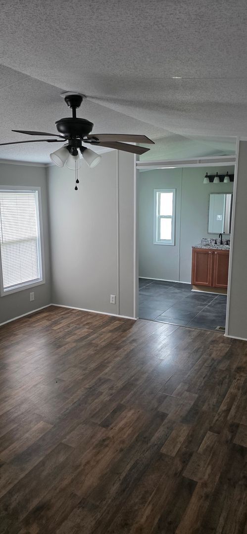 Building Photo - 3 Bed, 2 Bath Single Family