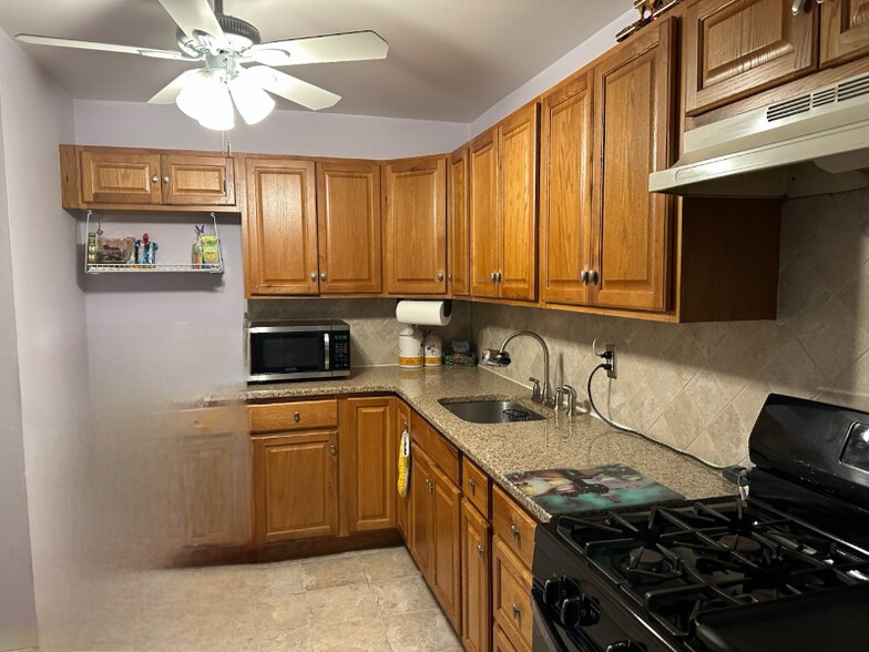Building Photo - 218 College Dr