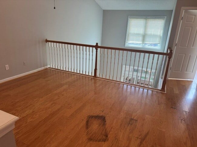 Building Photo - freshly paint 3 bed 2 bath townhome
