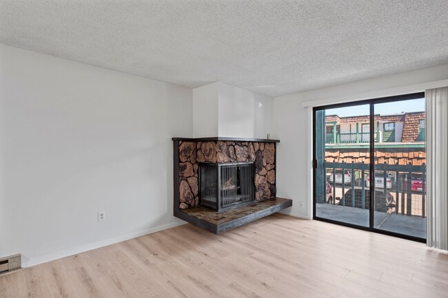 Building Photo - Spacious And Nicely Updated 2 bed 1 Bath C...