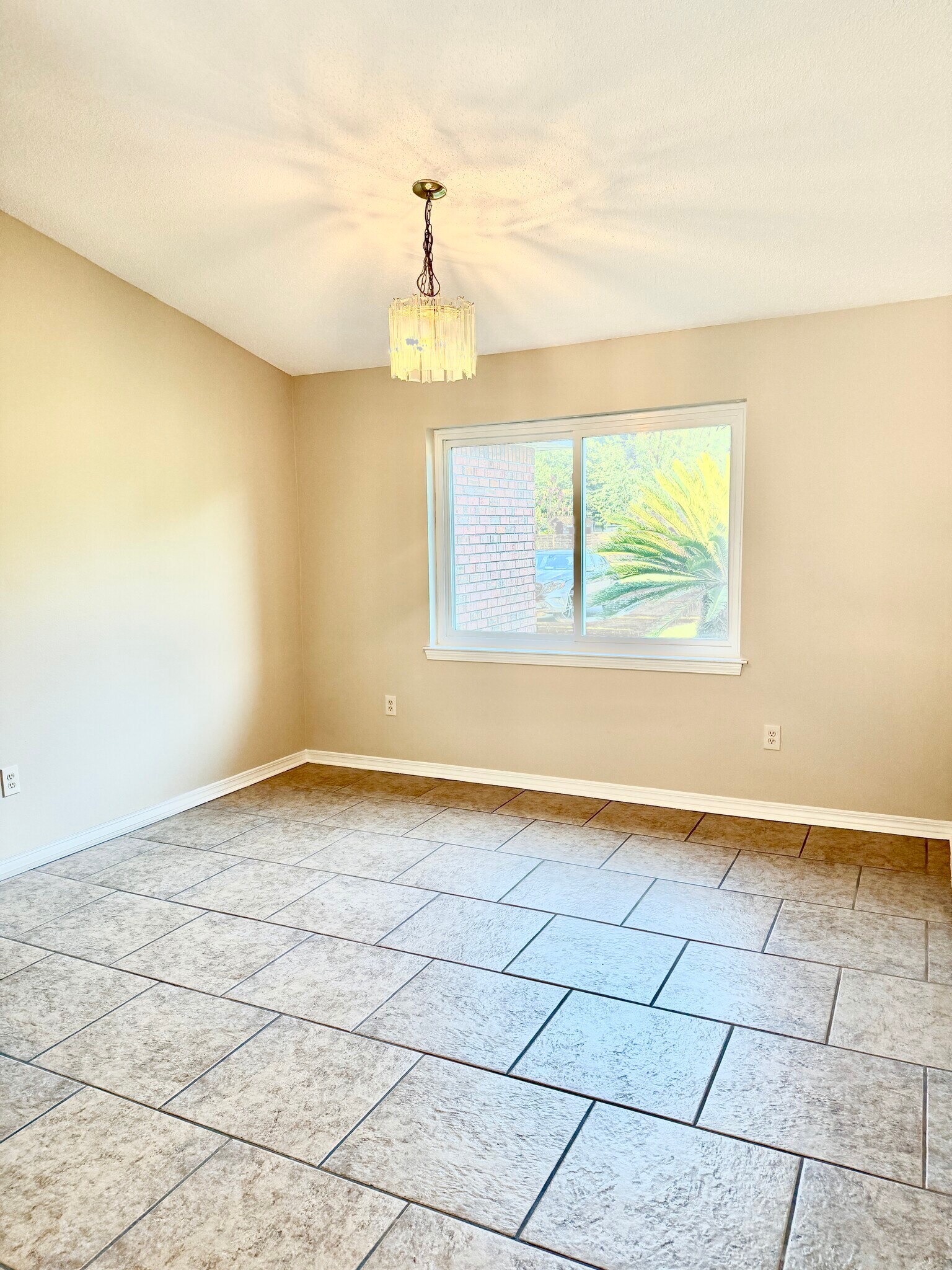 Bright front dining room featuring tile floors overlooking the front yard - 6281 Hunters Ridge Dr
