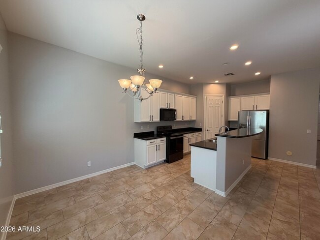 Building Photo - 2417 E Iris Dr