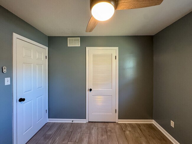 Building Photo - Charming 3 Bed 1.5 Bath Home with Flex Room