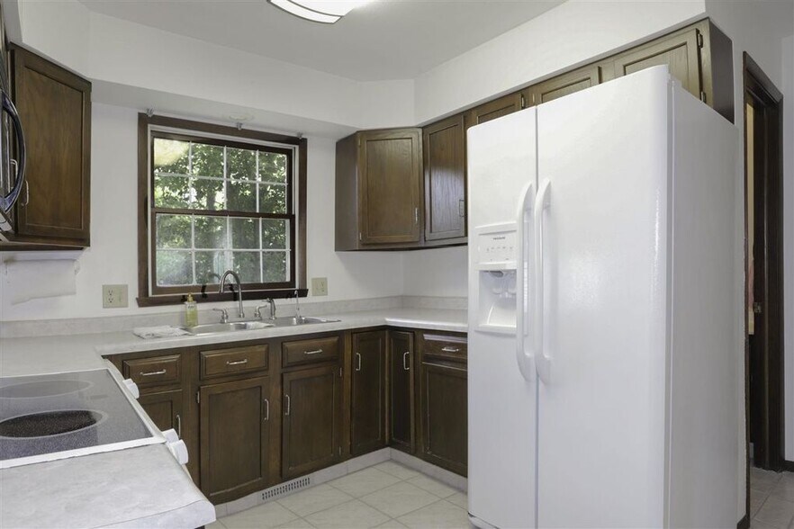 Kitchen - 1140 S Bluemound Dr