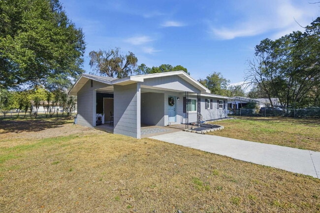 Building Photo - Cozy, fenced 2BR, 1.5BA in NE