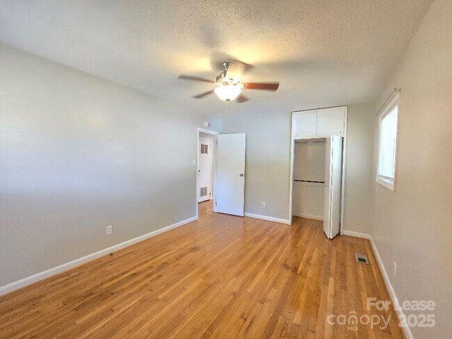 Building Photo - 910 Holly Dr