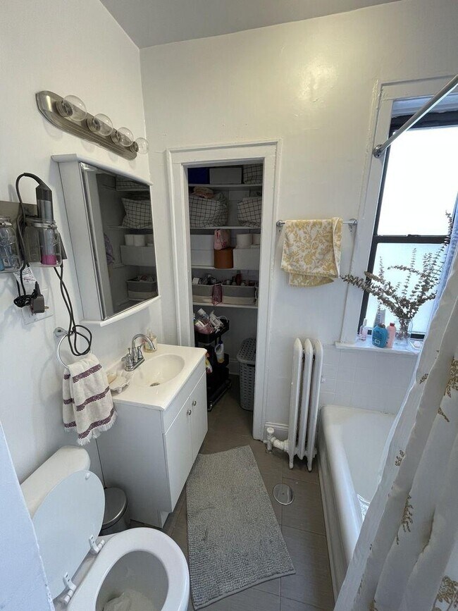 Building Photo - 1 bedroom in Chicago IL 60657
