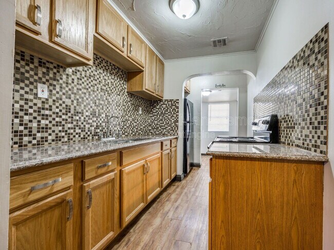 Building Photo - 2357 W Park Pl