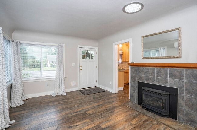 Building Photo - Prime Fircrest Location — Comfortable 2-Bedroom Home for Rent