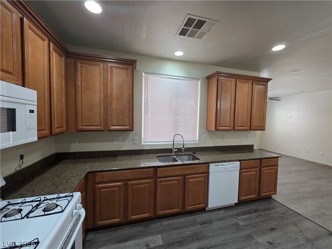 Building Photo - 7510 Perla Del Mar Ave