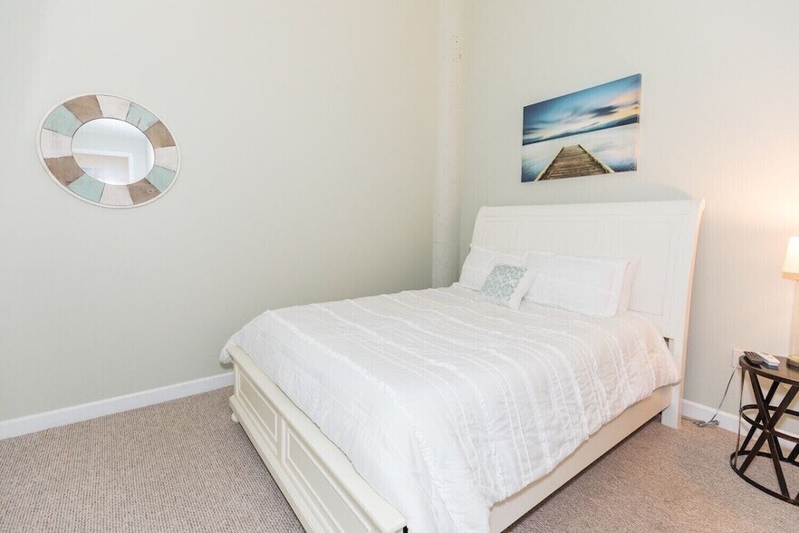 Building Photo - 401 W Shoreline Dr