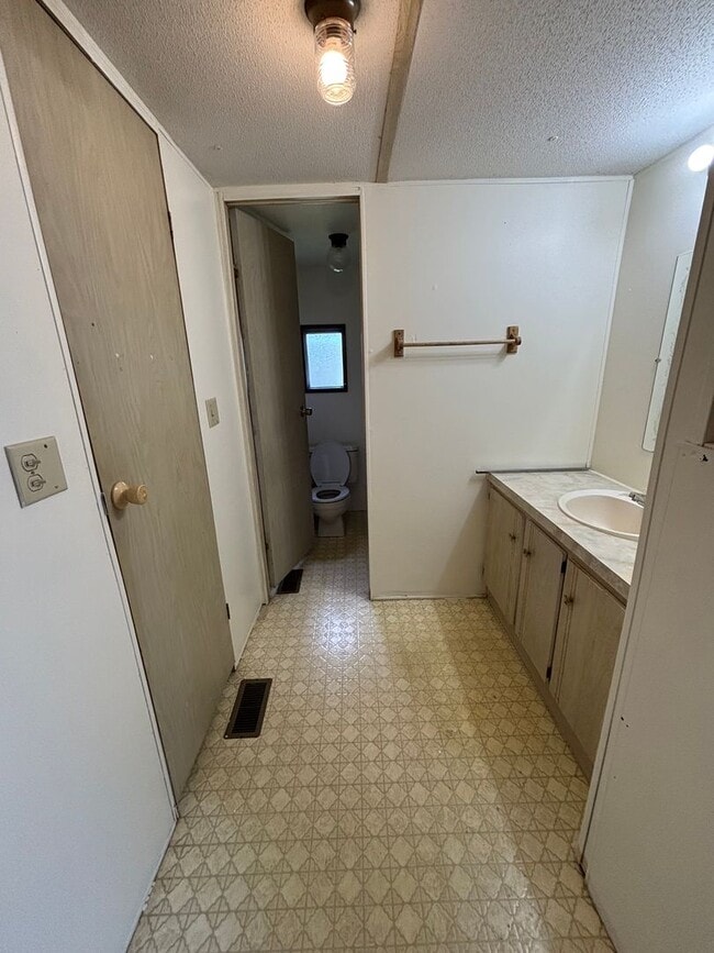 Building Photo - Two bedroom 2 bath mobile