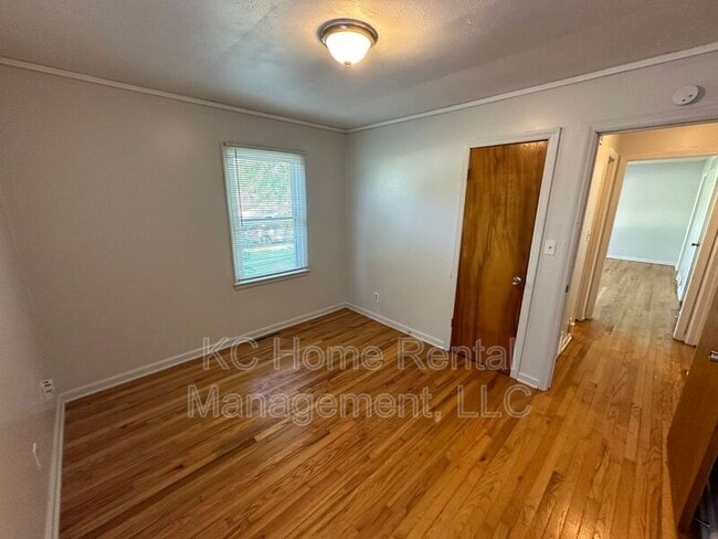 Building Photo - 5911 Farley Ave