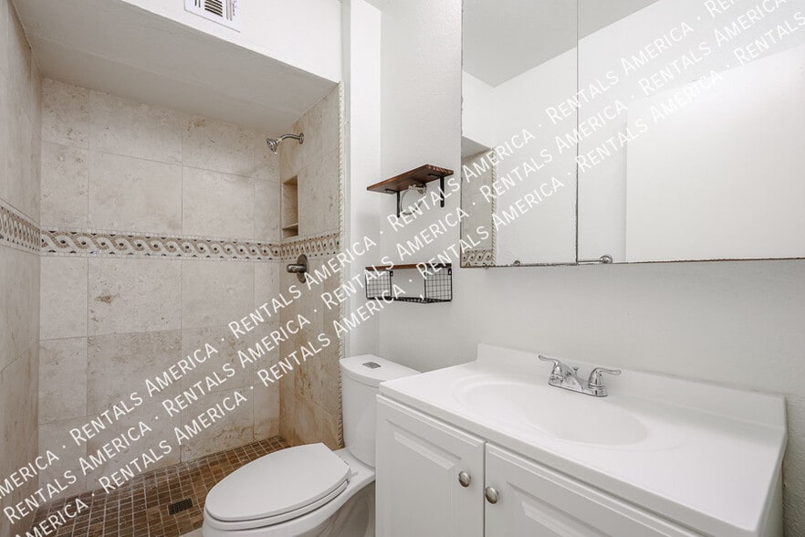 Building Photo - 712 N Santa Barbara