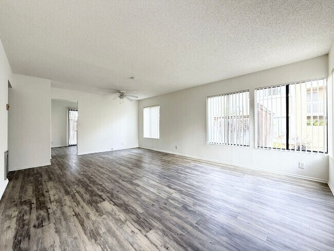 Building Photo - Lower Level w/ Private Fenced Yard!