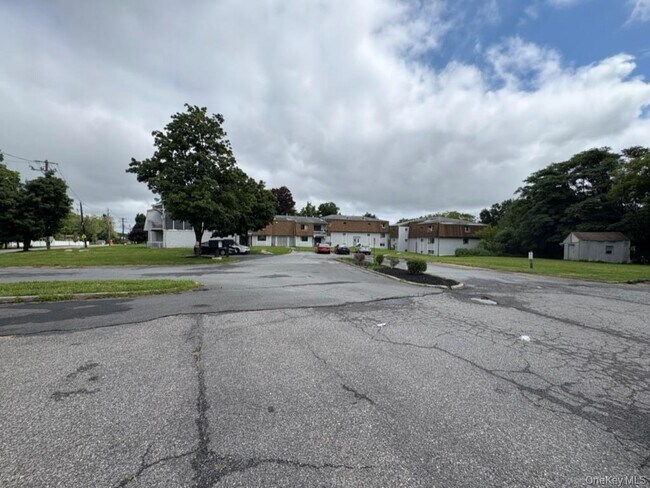 Building Photo - 240 Schutt Rd