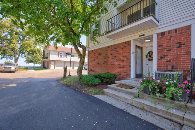 Building Photo - 26070 N Lake Dr