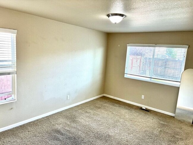Building Photo - Ranch style home with 3 bed 2 bath and ove...