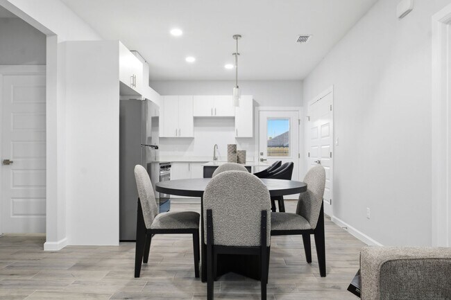 Building Photo - 1600 Clinton St