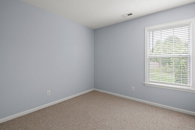Building Photo - Spacious House in Hadley Park