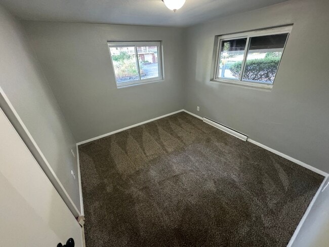 Building Photo - 2 bedroom Duplex