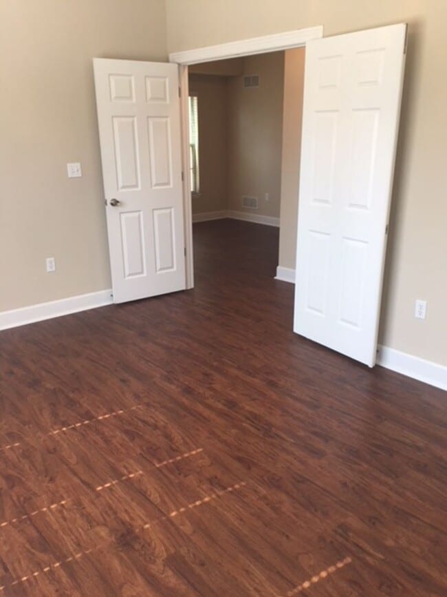 Building Photo - 4 x 3.5 in a great neighborhood!