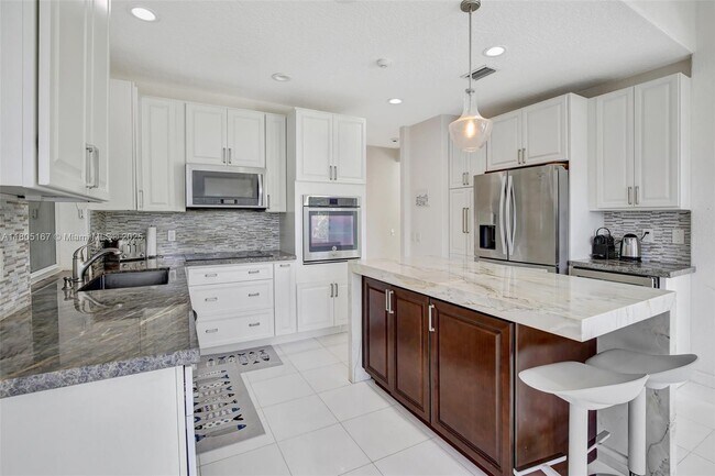 Building Photo - 2651 Oakmont Dr