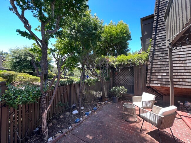 Building Photo - 15 Sulgrave Ln