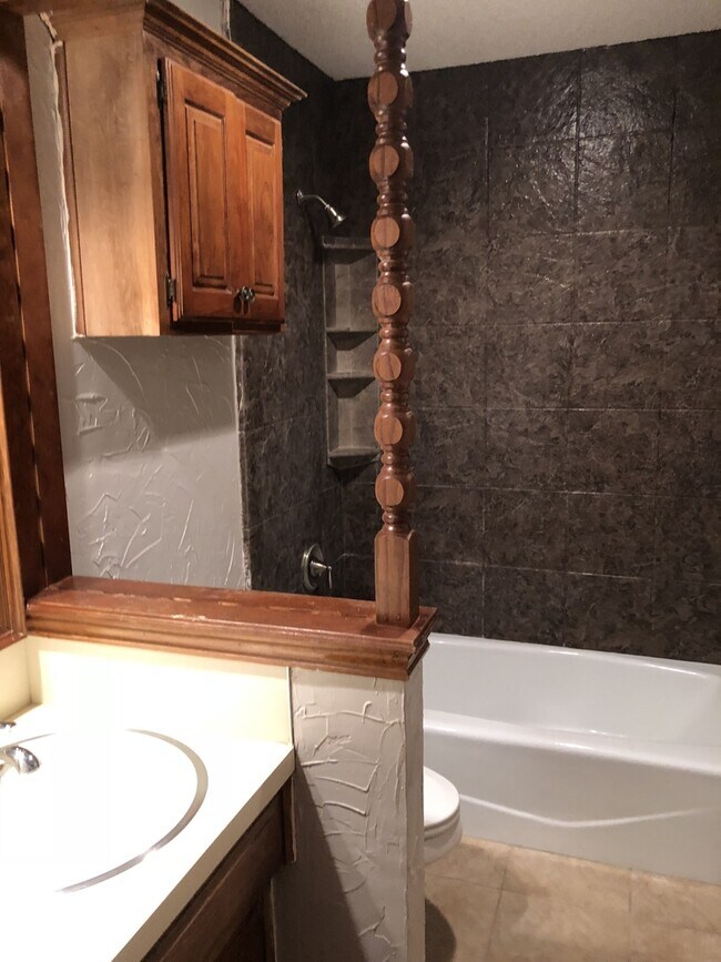 Building Photo - Great House