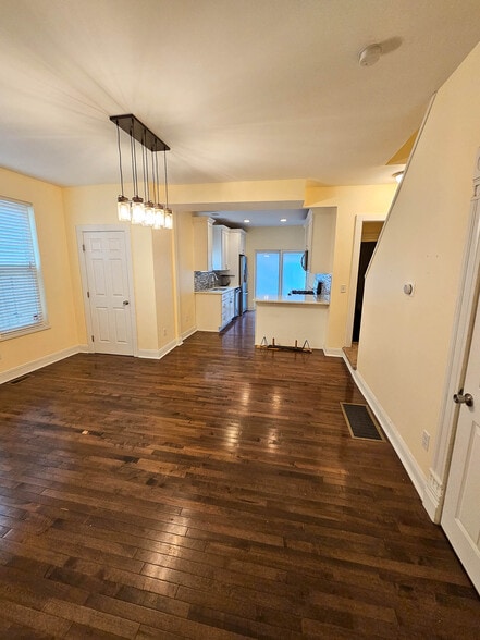 Building Photo - 389 W 4th Ave