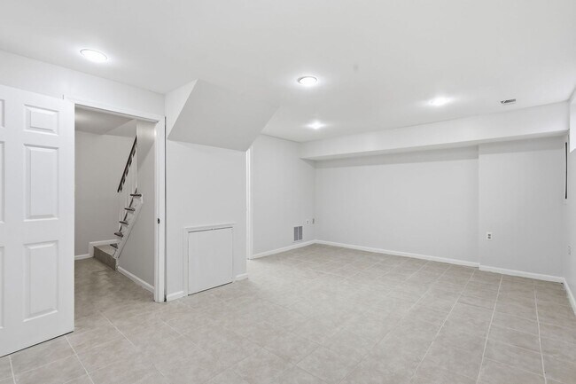 Building Photo - Welcome to this stunning end residence perfectly positioned in a highly desirable setting.