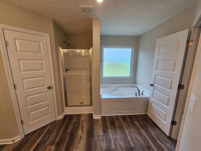 Building Photo - LUXURY 3 BEDROOM RANCH STYLE HOME IN SCENIC FOX RUN