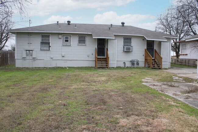 Building Photo - 2825 W Woodlawn Ave