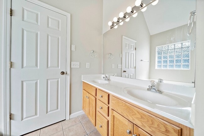 Building Photo - 100 Camden Ct N