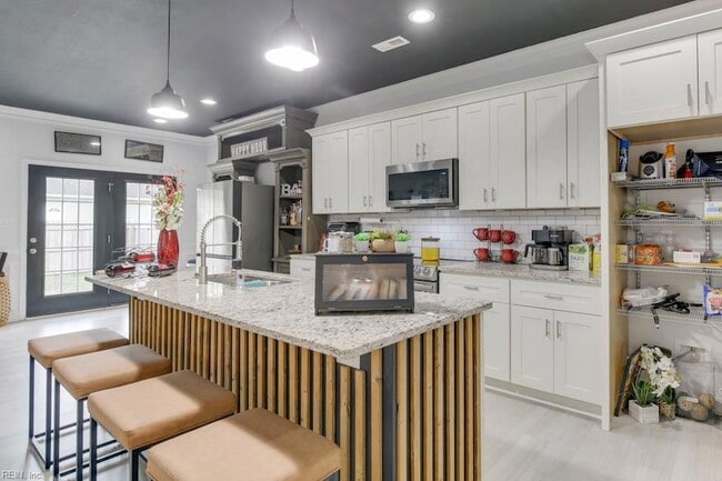 Building Photo - 377 Leeland Ave