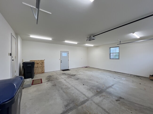 Building Photo - 1131 Colonial Dr E