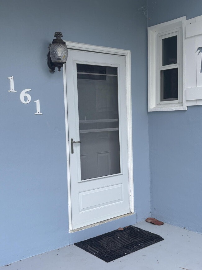 Building Photo - Charming Old Florida-Style Pool Home for Rent!