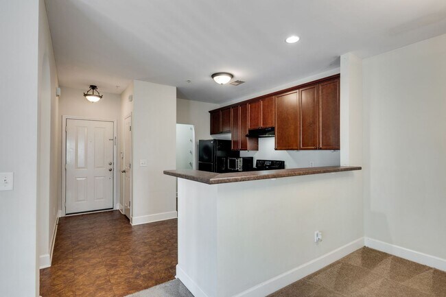 Building Photo - 2-Bed/2-Bath condo in Lenox Village.