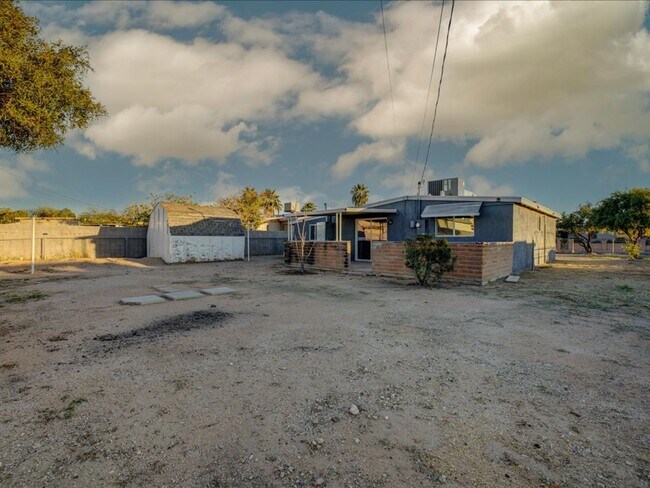 Building Photo - 3 Bedroom 1 Bathroom