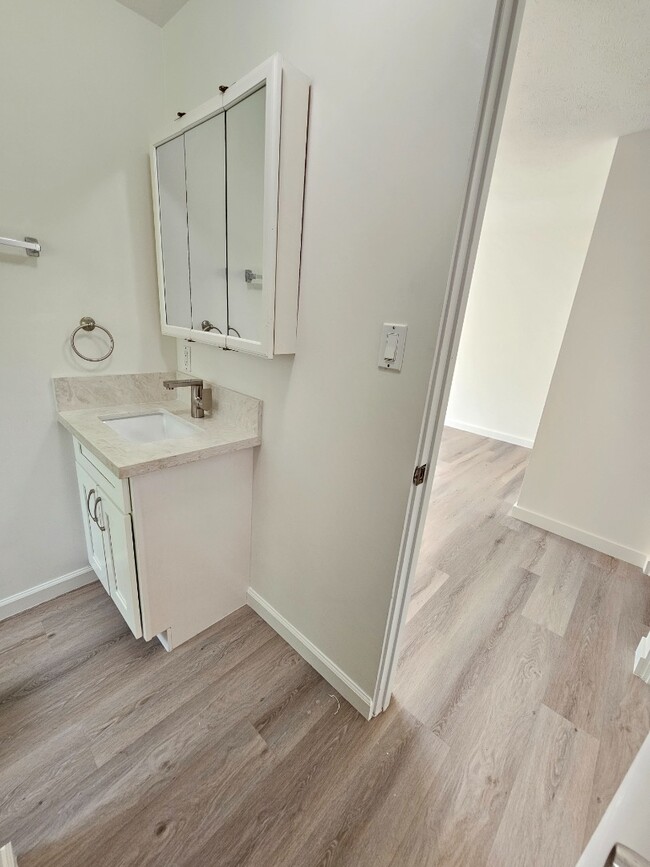 Building Photo - 2 bedroom, 1 bathroom with one driveway pa...