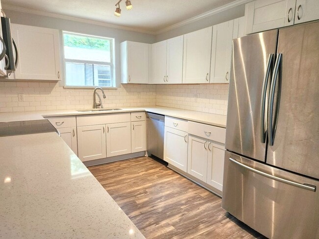 Building Photo - Stunning 4/2 Redecorated Home Close to I-110!