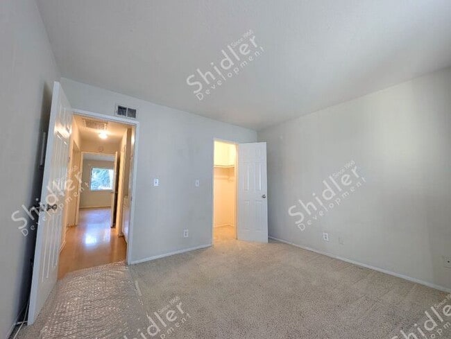 Building Photo - 2 Bed 1 Bath No one Above You