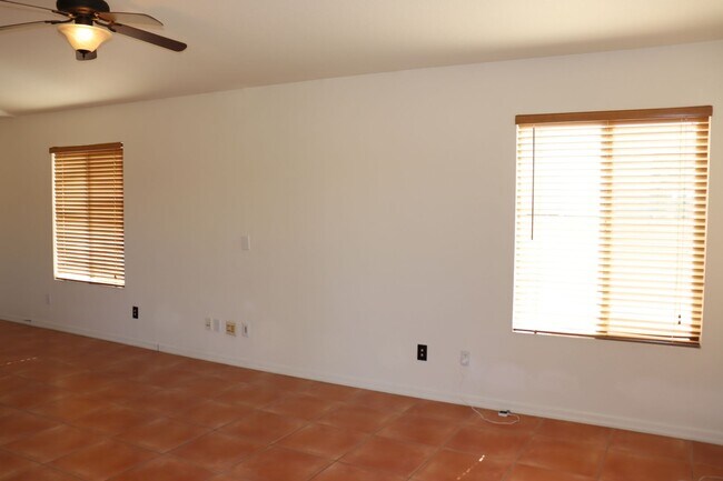 Building Photo - East Side 3 Bed 2 Bath Energy Efficient Pulte Home
