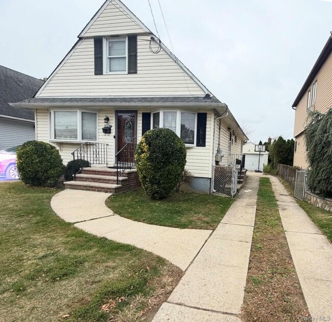 Building Photo - 573 Lakeville Rd