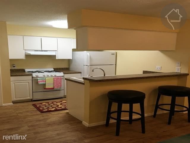 Building Photo - 302 W 38th St