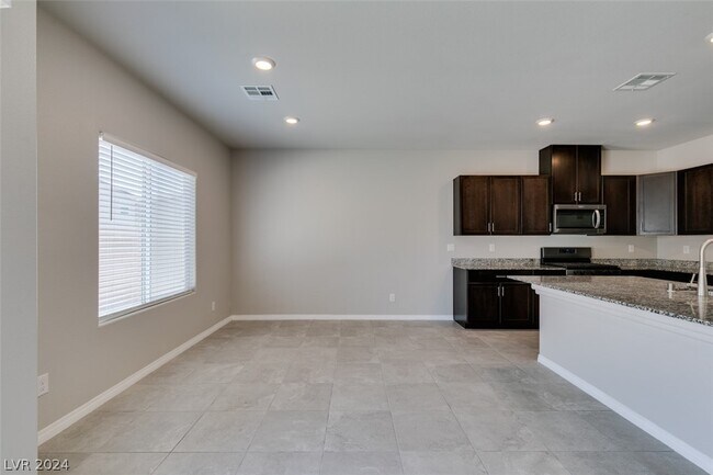 Building Photo - 945 Willow Berry Ave