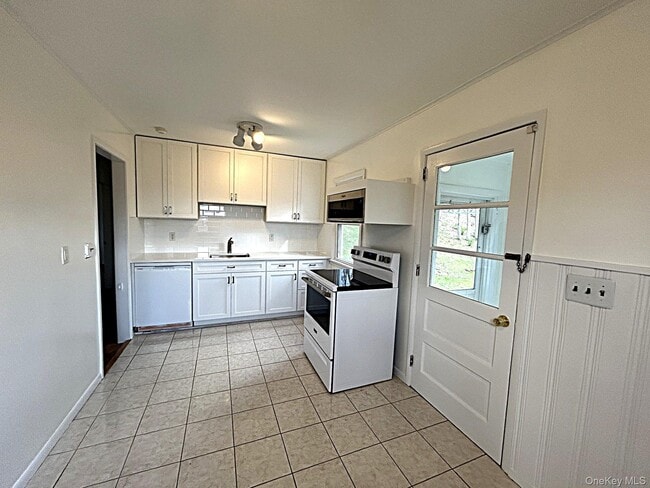 Building Photo - 8 Ridge St