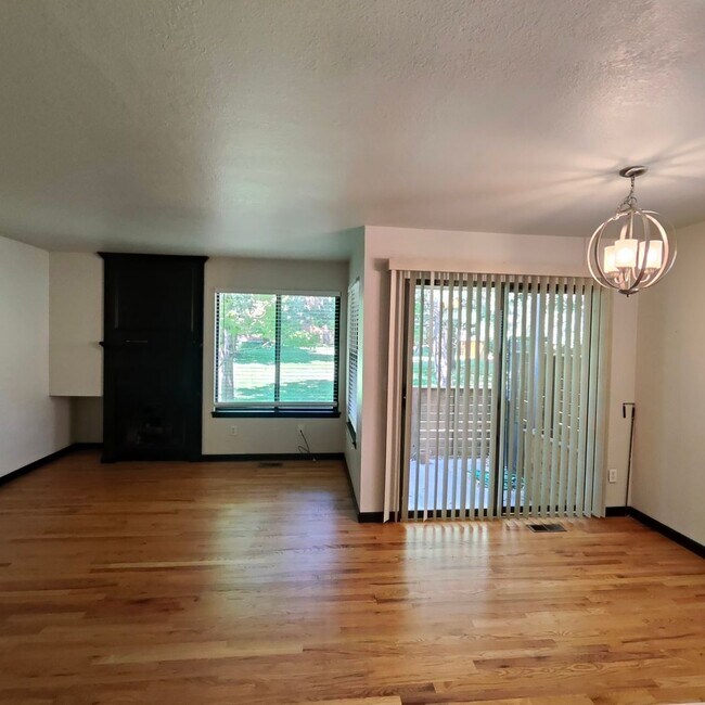 Building Photo - 3BR/2.5BA Townhome for Rent