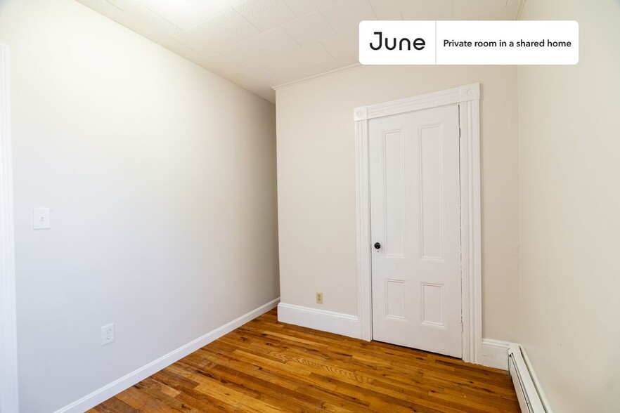 Building Photo - Private bedroom in 3 bed/1 bath Home