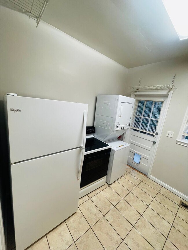 Building Photo - Quiet and provate location near TMH